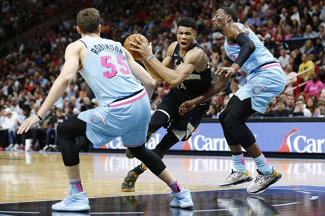 完美竞技-德布劳内关键节点赛事规则更新，雄鹿带队取胜！的简单介绍